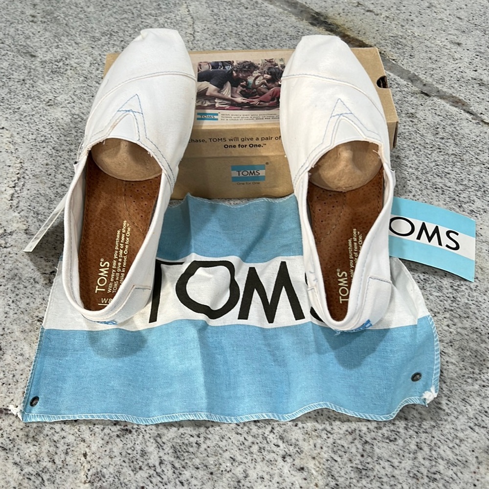 Tom’s classic canvas shoes
